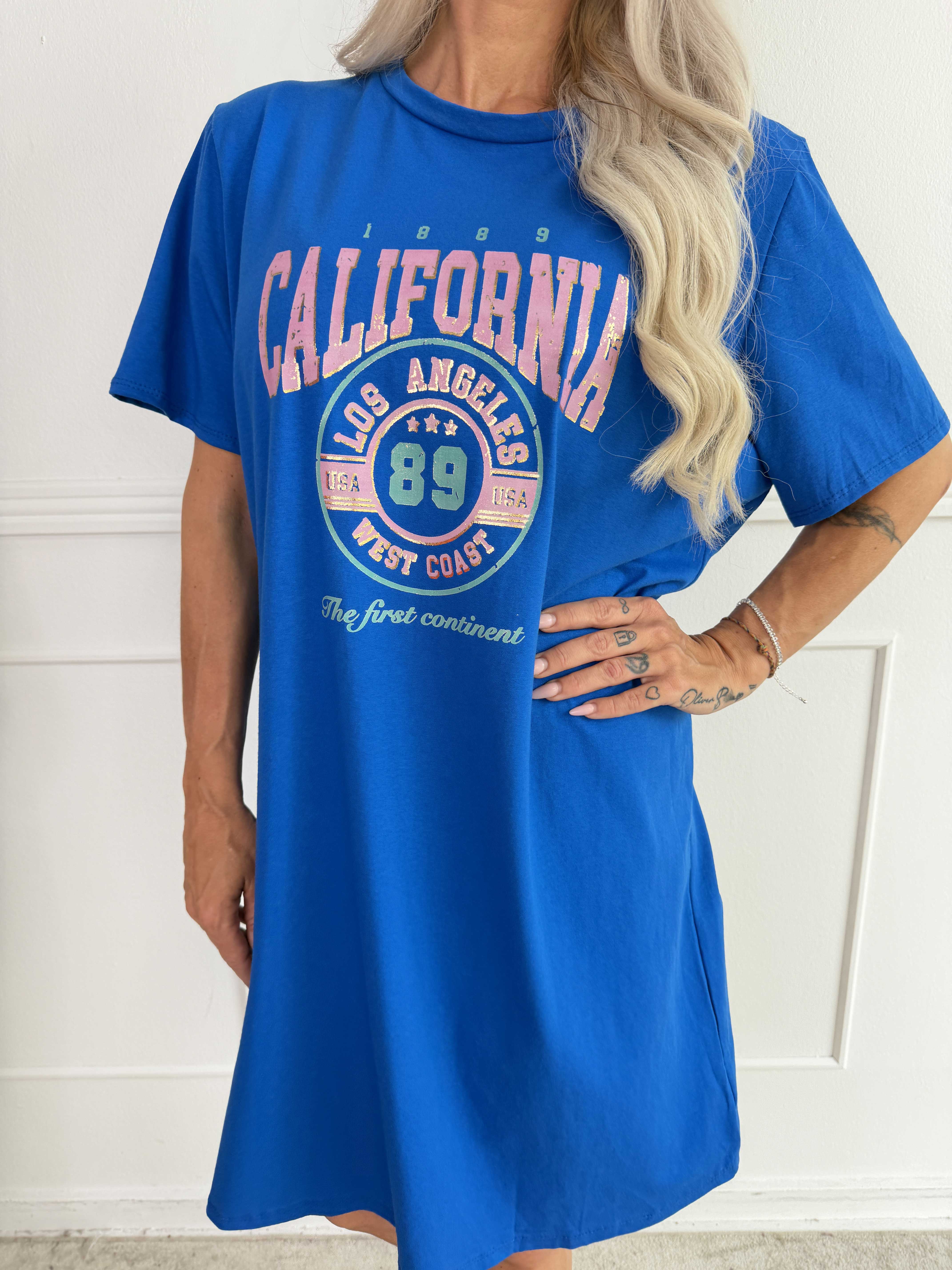Meriam - En avslappnad t-shirtklänning med ett coolt, amerikanskinspirerat tryck